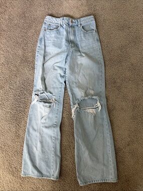 Stradivarius Light Wash Distressed Women’s Jeans